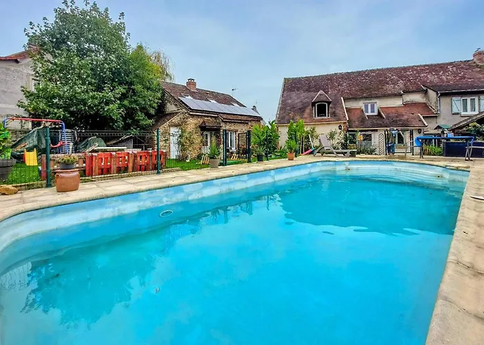 In Le Chatel With Swimming Pool Boissy-le-Chatel